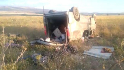 Direksiyon hakimiyetini kaybeden araç tarlaya uçtu: 1 ölü, 4 yaralı