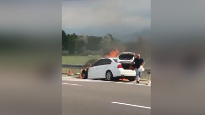 Lüks otomobil, otoyolda alevlere teslim oldu