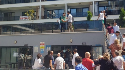 Suriyeli terörü. Zorla girmeye çalıştıkları sitenin sakinlerini darp ettiler