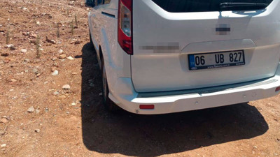 Yangından sonra dikilen fidanların üzerine araçlarını park ettiler