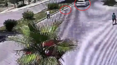 Köpeklerden kaçan çocuklara otomobil çarptı. Kim durduracak bunu