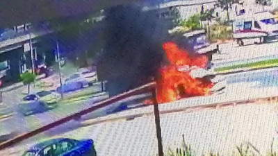 Alev topuna dönen araçtan valiz çıkarma mücadelesi