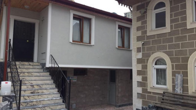 İmam için mezarların dibine ev yaptılar. Ziyarette bulunmak imkansız hale geldi