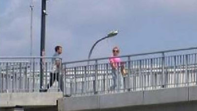 Üst geçitte soyunup kadına tecavüz etmeye çalıştı