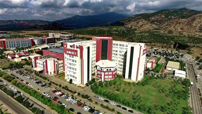 Bu bir liyakat cellatlığı haberidir. FETÖ soruşturması geçiren dekan kendi bölümünde eşini hoca yaptı