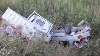 Burhaniye’de iki araç şarampole yuvarlandı