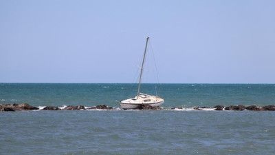 Yelkenli dalgakırana çarptı 3 kişi ölümden döndü