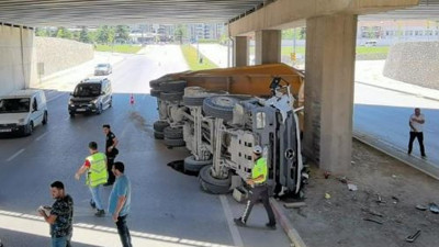 Damperi açık kalan kamyon köprüye çarptı. Sürücü dehşeti yaşadı