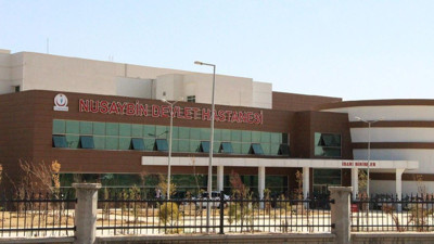 Acil servis önünde güvenlik görevlisini darp ettiler