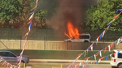 Seyir halindeki otomobil alev alev yandı