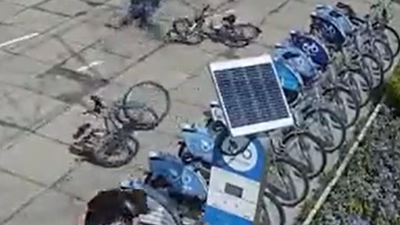 Ruslar Ukraynada'ki sivil iş merkezini vurdu: Yolda giden bisikletliler yerlere saçıldı