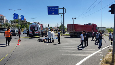 Kavşakta feci kaza! Kamyon çarpan motosikletteki karı-koca öldü…