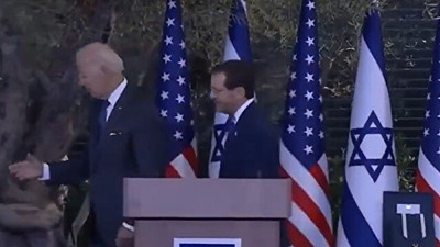 Joe Biden yine boşlukla tokalaştı