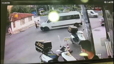 Kendisini uyaranların üzerine minibüsü sürdü