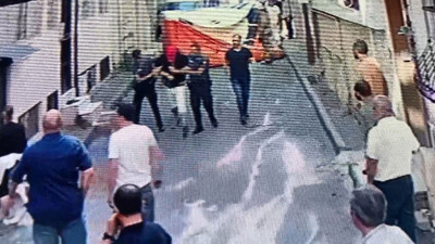 Evini ateşe verip balkondan atladı. İtfaiye son anda kurtardı