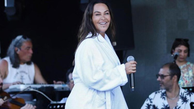 Sahneye bornozla çıkan Hülya Avşar: Yoğunluktan giyinmeye fırsat bulamıyorum