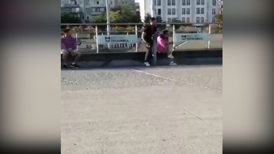 İstanbul'un orta yerinde fuhuş pazarlığı. Kamerayı görünce kaçacak yer aradılar