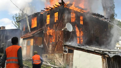 Mudurnu’da 2 katlı ahşap ev alev alev yandı