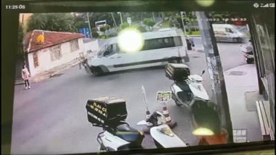Bir de servis şoförü olacak. Az daha eziyordu. Çocukların üzerine servis aracını sürdü