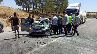 Otomobil, TIR'a çarptı: Aynı aileden 4 yaralı