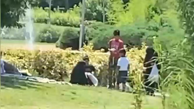 Herkes belediyenin göletinden kazı torbanın içine koyup götüren Suriyeli iki kadını konuşuyor. Yeniçağ detaylara ulaştı