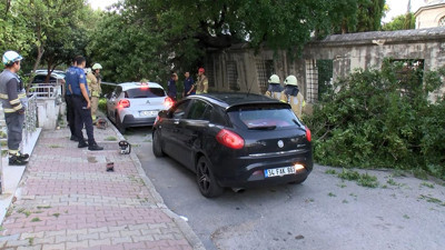 Üsküdar’da faciadan dönüldü! Otomobilin üzerine devrildi…