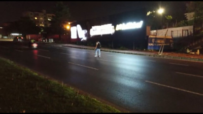 Canını hiçe sayarak araçların arasına daldı