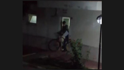 Hırsızın pişkinliği pes dedirtti! Hem bisikleti hem de kendisine fırlatılan tencereyi çaldı…