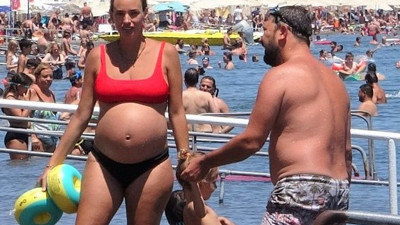 İkinci bebeğine hamile olan ünlü oyuncu ailesiyle halk plajında