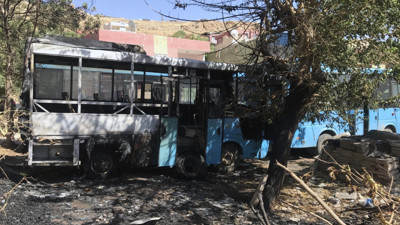 Park halindeki midibüs alevler içinde kaldı. Kundaklama şüphesi