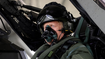 Uçtu uçtu Boris Johnson uçtu. İngiliz başbakan giderayak savaş pilotu oldu