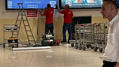 Trabzon Havalimanı İç Hat Terminali Arapça tabelalardan biri iniyor diğeri asılıyor