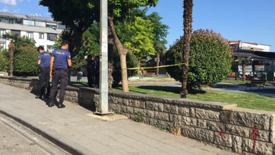 Baba ve oğlu parkta tabancayla vuruldu