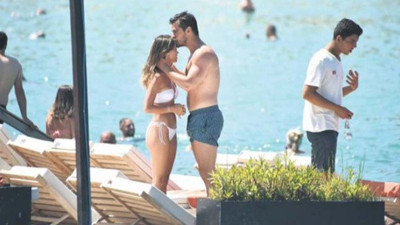 Çeşme'de aşk dolu dakikalar! Berk Atan sevgilisini öpmeye doyamadı