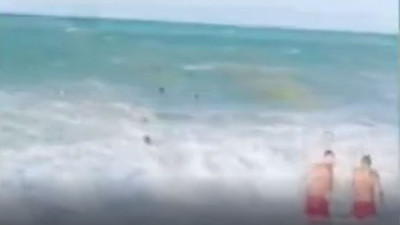 Karaburun'da dev dalgara aldırış etmeden denize girdiler