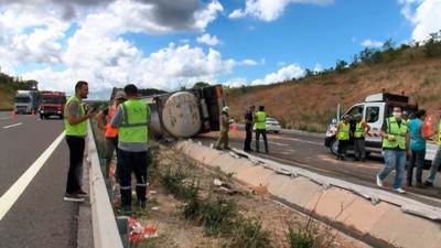Sarıyer'de kimyasal madde yüklü tır devrildi