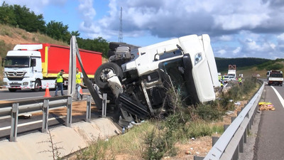 Sarıyer’de kimyasal madde yüklü TIR devrildi