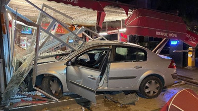 Kadıköy’de alkollü sürücü kafeye daldı ortalık savaş alanına döndü