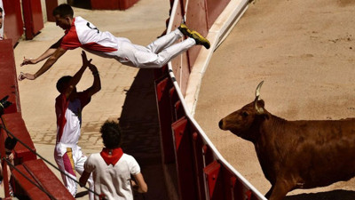 İspanya'da boğa koşusunda yaralanan 3 kişi öldü