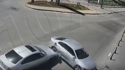 Kaza geliyorum demedi, geldi. Gaziantep’teki kaza görüntüleri güvenlik kameralarına işte böyle yansıdı.