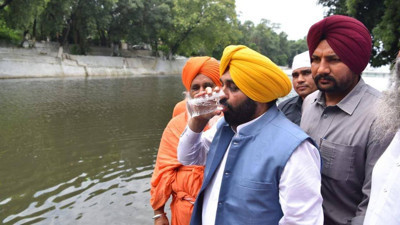 Nehrin temiz olduğunu göstermek için su içen başbakan hastanelik oldu