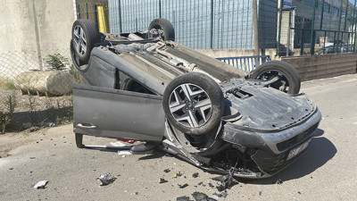 Park halindeki araca çarpıp takla attı! O anlar kamerada…