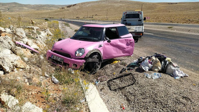 Yoldan çıkan araç su kanalına girdi: 3 yaralı