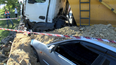 Hafriyat kamyonu otomobilin üzerine düştü. Yaralılar var