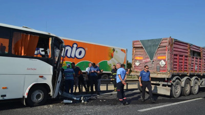 İşçi servisi kırmızı ışıkta bekleyen kamyona çarptı çok sayıda yaralı var