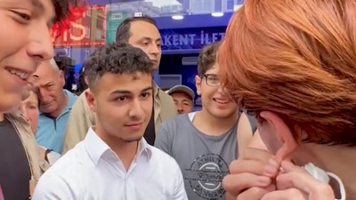 Konuştuğu genç Akşener’e bilekliğini, Akşener’de ona küpelerini verdi