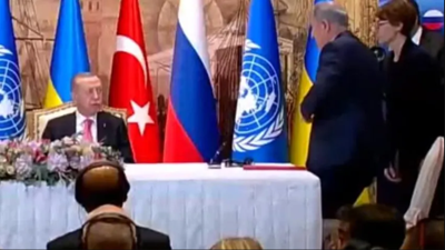 Erdoğan, Bakan Akar'ı kaş göz işaretiyle böyle uyardı