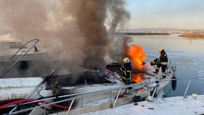 Tekirdağ limanında yangın çıktı bir yat alevlere yenik düştü