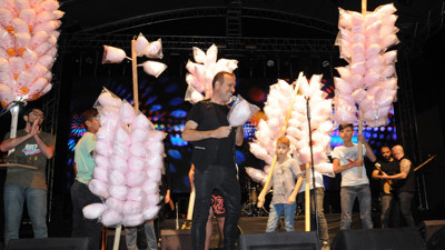 Haluk Levent konserindeki işportacı çocukların yüzünü güldürdü. Pamuk şekerli konser