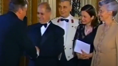 Dünya Ahmet Necdet Sezer'in önünde kuyruğa girmişti